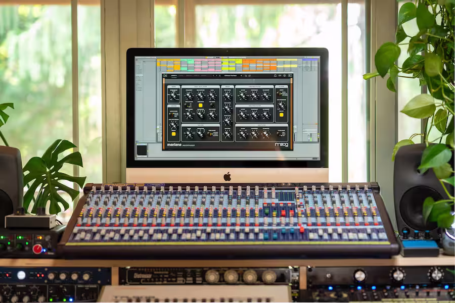 Mariana_Moog_Studio
